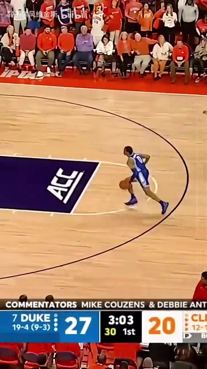 危险动作！NCAA恐怖一幕：球员后方追防空中恶意推人！