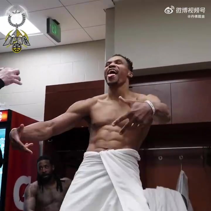 36岁的威少身材依旧炸裂，今天击败魔术又喜提大金链子！