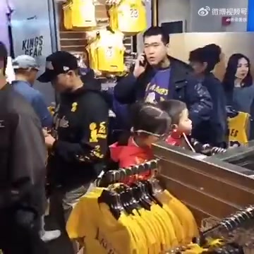 真是卖爆了！湖人商店大量球迷排队购买东契奇球衣，店员加急制作