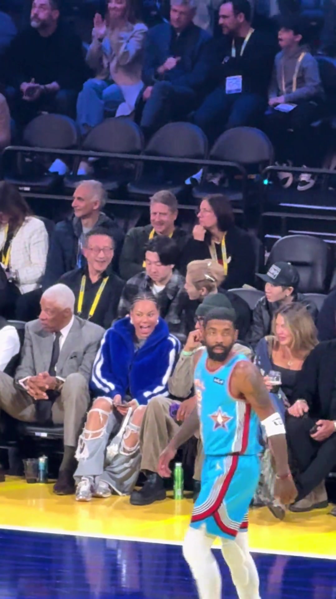 王嘉尔和篮网老板蔡崇信坐在一起看NBA，两人明显聊嗨了啊！！