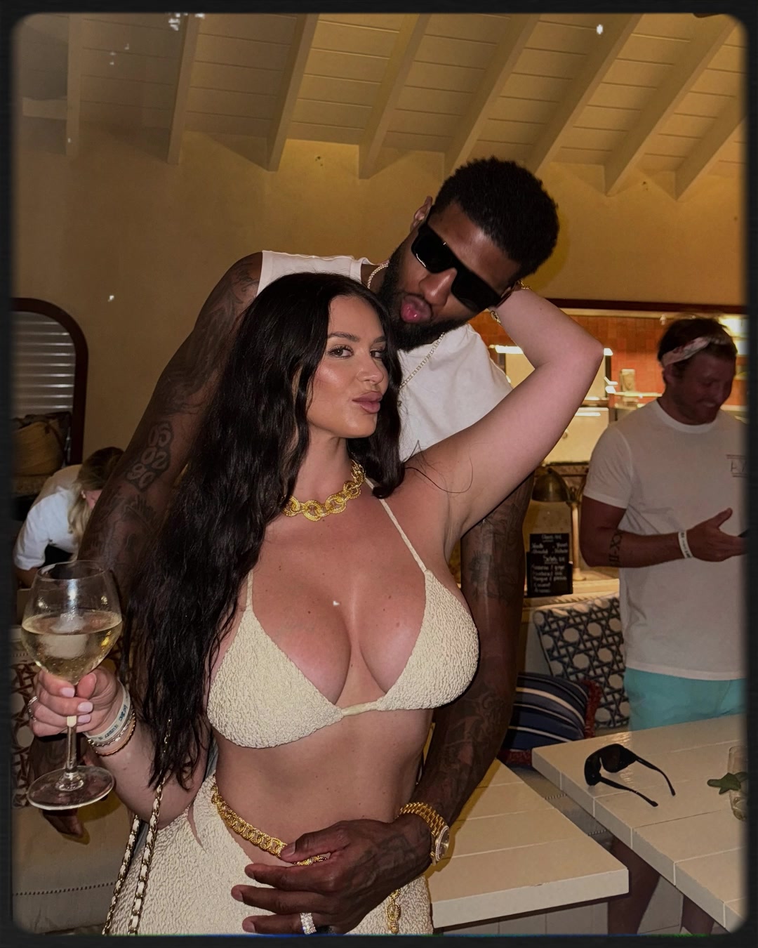 乔治拥有如此丰满的美女老婆，还能好好打球嘛？