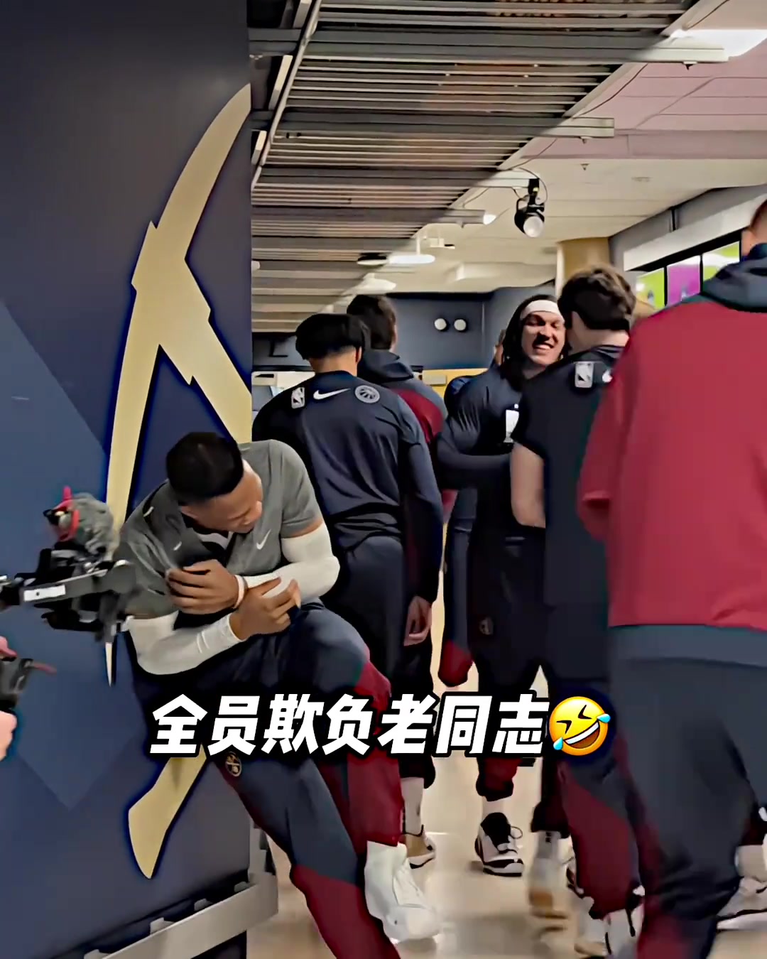 惊！约基奇带头率全队在球员通道围殴威少