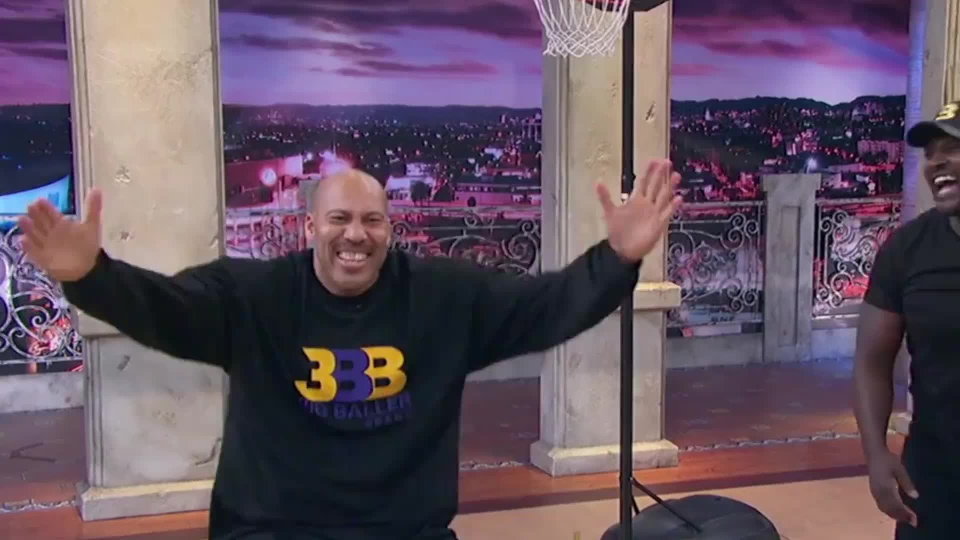 球爹被截肢了怎么还笑得出来？俩儿子NBA球星 老二小偷变歌星